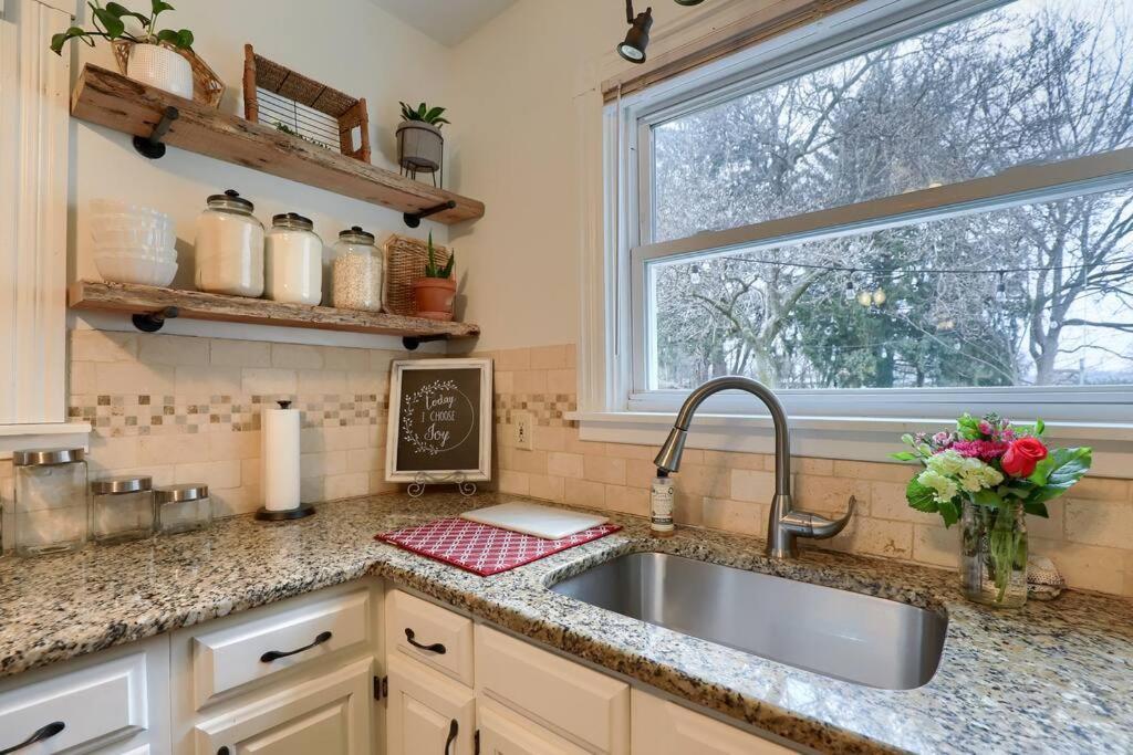 Rare City Home W/ Backyard Fire-Pit & Hottub Lancaster Luaran gambar
